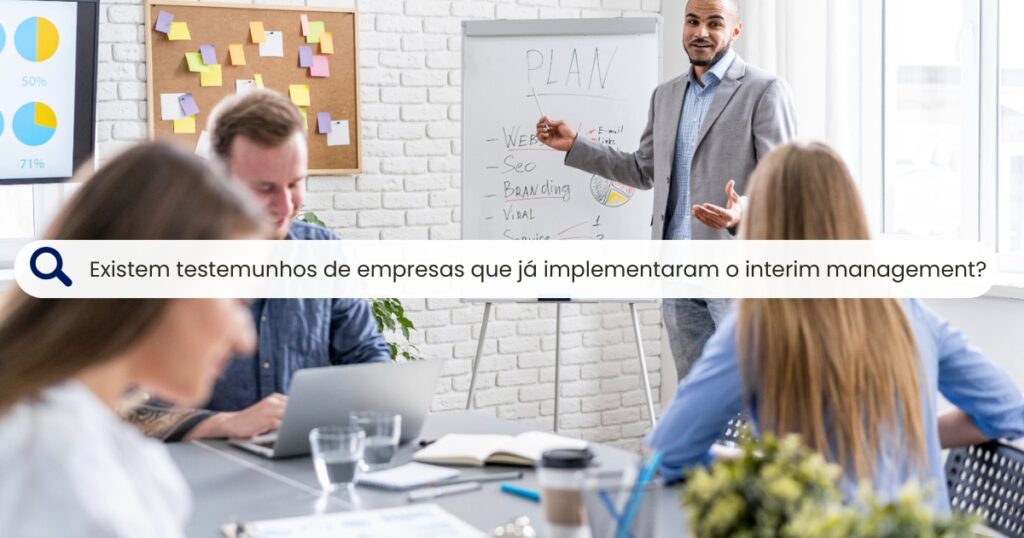 grupo de pessoas em reunião com o título do artigo no meio da imagem "Existem testemunhos de empresas que já implementaram o interim management?"