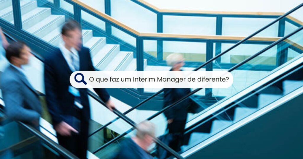imagem com interim managers a subir e descer escada. com o título do artigo "o que faz um interim manager de diferente?"